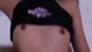 คลิปหลุดทางบ้าน ดาว TikTok น้องขิม โดนซอยหีครางลั่นห้อง ผัวปล่อยคลิปอวดกลุ่มลับ